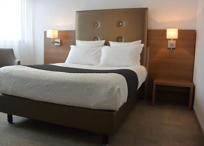 Kyriad Lyon Est - Eurexpo Otel