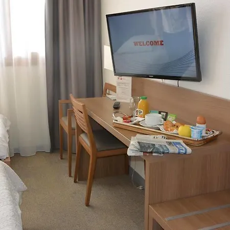 Kyriad Lyon Est - Eurexpo Hotel